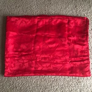 Red table cover and 4 napkins